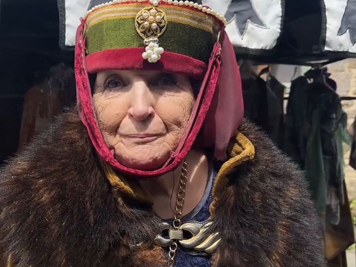 Dame Guenièvre, créatrice de costumes Moyen-Âge