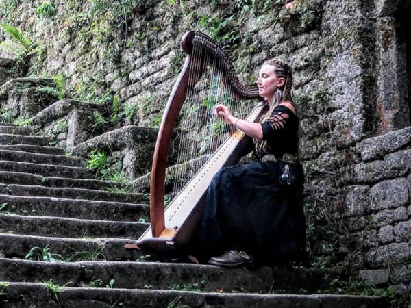 Avec sa harpe celtique, Eihwaz vous transportera dans un monde enchanteur et féerique. Fermez les yeux et surprenez-vous à rêver !